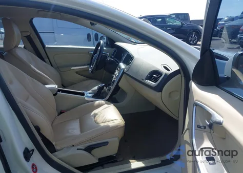 2013 Volvo S60 T5 z USA, uszkodzony, nr VIN YV1612FS4D2222637